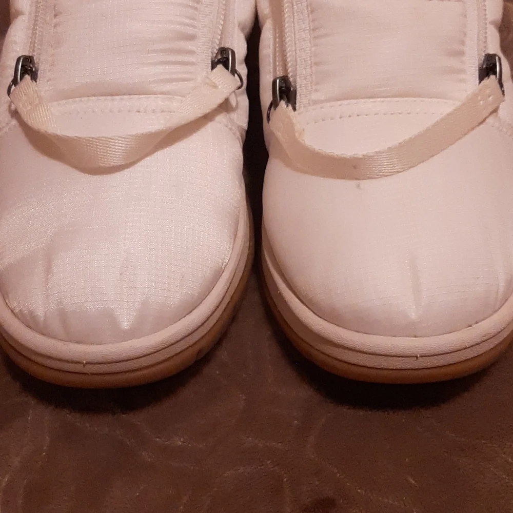 UGG *NEW* front zip winter boots - Picture 6 of 9